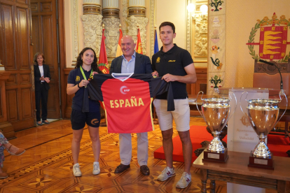 Jesús Julio Carnero recibe una réplica de la camiseta de España tras el cuádruple oro europeo logrado por España. / EL MUNDO
