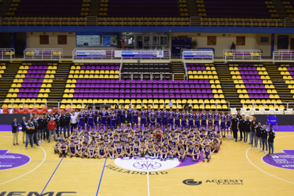 Foto de familia de la cantera del Real Valladolid Baloncesto. / RV. I. SOLA