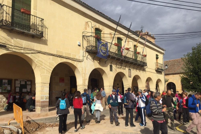 Peregrinos de todas las edades recorren el camino de San Frutos, entre Caballar y Puebla de Pedraza-DIPUTACIÓN DE SEGOVIA