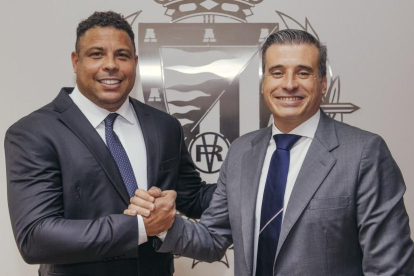 Apretón de manos entre Ronaldo y Gómez tras la ampliación del contrato del director deportivo.-REAL VALLADOLID
