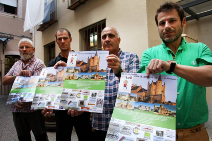 Mariano Lázaro Cubo (2I) y Jorge Guerra (D), miembros de la Asociación Deportivo y Cultural del Cuerpo de Bomberos de Segovia, junto con el padre de Leo, Benjamin (I), dan a conocer la nueva iniciativa solidaria 'La ruta de los castillos'-Ical