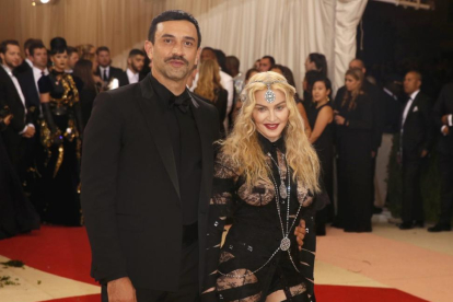 Madonna con el diseñador Riccardo Tisci en la gala MET.-REUTERS / LUCAS JACKSON