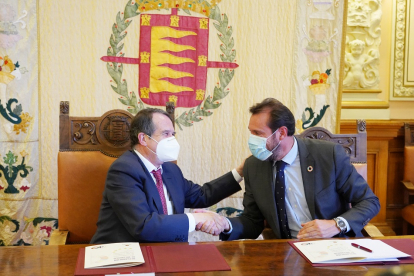 El alcalde de Valladolid, Óscar Puente, y el presidente de la FEMP y alcalde de Vigo, Abel Caballero. - ICAL