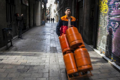 Un repartidor de butano por las calles del centro de Barcelona.-JOAN S. PUIG PASQUAL (EL PERIÓDICO)