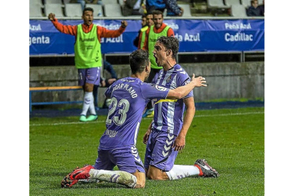 Mata y Óscar Plano celebran el primer gol del Valladolid en Oviedo.-PHOTO-DEPORTE