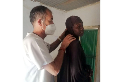 El médico vallisoletano Óscar Hugo Martín de la asociación Ayepu trabaja en varias localidades de Gambia.-ICAL