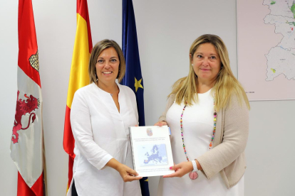 La consejera de Agricultura, Milagros Marcos, se reúne con la eurodiputada Esther Herranz.-MIRIAM CHACÓN / ICAL