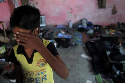Rescate de un menor en Nueva Delhi (India), captado por una red criminal de explotación laboral infantil.-AFP