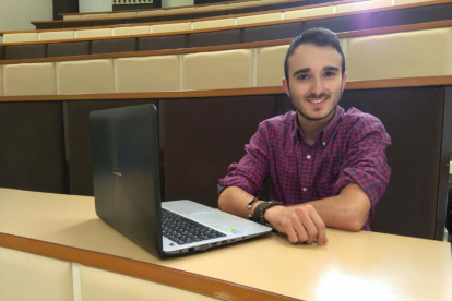 Manuel Romón, estudiante de cuarto curso de Ingeniería Mecánica de la Universidad de León, desarrolla un sistema de seguridad y confort para los automóviles.-EL MUNDO