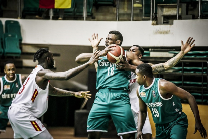 Aboubacar, con la seleción de Costa de Marfil, en las ‘Ventanas FIBA’ disputadas en Camerún. EL MUNDO