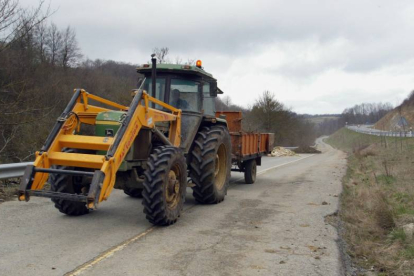 Un tractor circula por una carretera comarcal-El Mundo