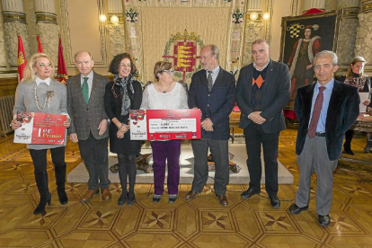 El alcalde de Valladolid junto a la ganadora de los 6.000€ del Sorteo de los Deseos-Pablo Requejo