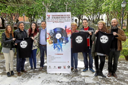 Carlos Ramírez y Amelia Aguado junto a algunos de los artistas que participaran en Festiferia.-J. M. LOSTAU