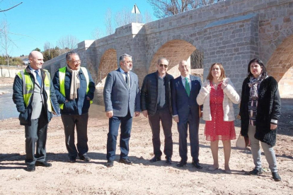 La delegada de gobierno visitó el reestructurado puente de La Vid.-ECB