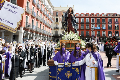 Procesión del Encuentro de Jesús Resucitado con la Virgen de la Alegría en Valladolid.- J. M. LOSTAU