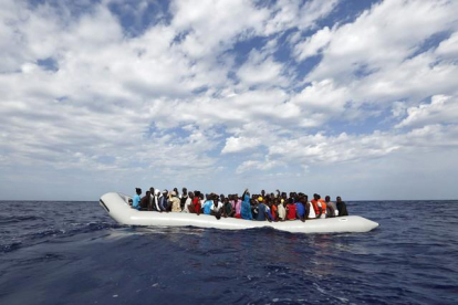 Refugiados a borde de un cayuco frente a la costa de Lampedusa, en Italia.-DARRIN ZAMMIT LUPI / MOAS.EU / EFE