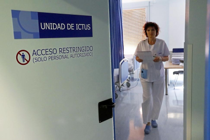 Una enfermera visita a los pacientes de la Unidad de Ictus del Hospital Clínico de Valladolid. | E.M.