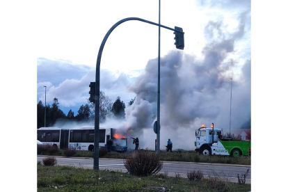 Arde un autobús en Pinar de Jalón, Valladolid. -E. M.