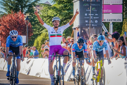Morgado, ganador de la primera etapa de la Vuelta Júnior a la Ribera de Duero. / E. M.