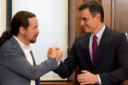 Los líderes de PSOE y Podemos, Pedro Sánchez y Pablo Iglesias, al firmar su pacto en el Congreso-JOSÉ LUIS ROCA