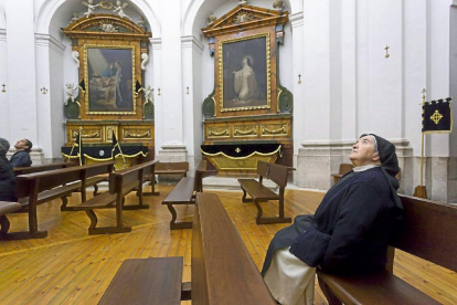 Una religiosa en la estancia en la que se conservan algunos de los cuadros del museo.-Pablo Requejo
