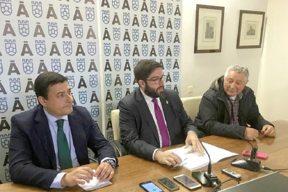 Sánchez Cabrera, flanqueado por los vicepresidentes Carlos García, a la izquierda, y Ángel Jiménez, a la derecha.-ICAL
