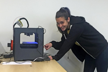 La ingeniera vallisoletana Irene Villafañe muestra una de las impresoras 3D que construyen de forma personalizada.-EL MUNDO