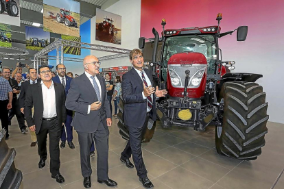 Jesús Julio Carnero y Simeone Morra ayer, durante su visita a las nuevas instalaciones de AgriArgo Ibérica.-EL MUNDO