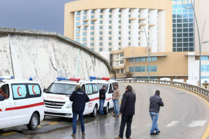 Ambulancias en los alrededores del hotel atacado por los yihadistas.-Foto: MAHMUD TURKIA / AFP