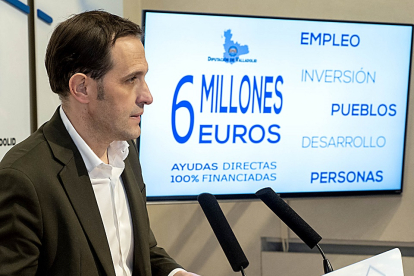 Conrado Íscar junto a una pantalla explicativa durante la presentación del ‘Plan V’, ayer en el Palacio de Pimentel. | E. M.