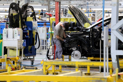 Trabajadores en la cadena de montaje de Renault.- ICAL