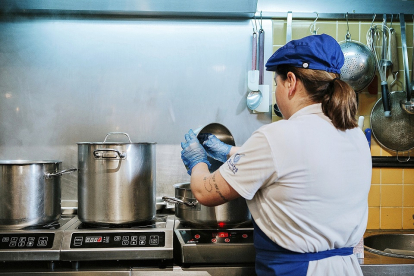 Una de las personas contratadas a través de 'Incorpora' realiza su labor en cocina. - E.M.