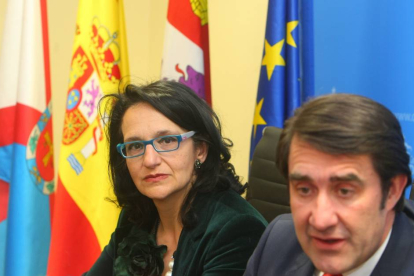 El delegado del Gobierno en Castilla y León, Juan Carlos Suárez-Quiñones, junto a la nueva subdelegada del Gobierno en León, María Teresa Mata Sierra-Ical