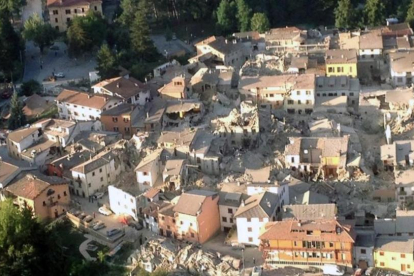 Imagen aérea de Amatrice, una de las localidades afectadas por los dos terremotos que han sacudido este miércoles el centro de Italia.-BRIGADA DE BOMBEROS DE ITALIA