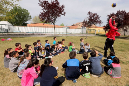 Actividad anterior dedicada al voleibol en uno de los centros educativos. / APDV