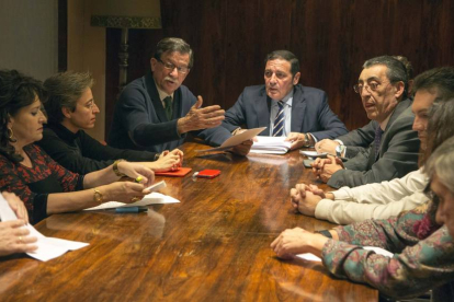 El consejero de Sanidad, Antonio María Sáez, se reúne con la junta directiva del Colegio Oficial de Médicos de Salamanca-Ical