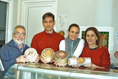 La familia De Lera con algunos de los quesos artesanos en Toral de los Guzmanes.-L.P.