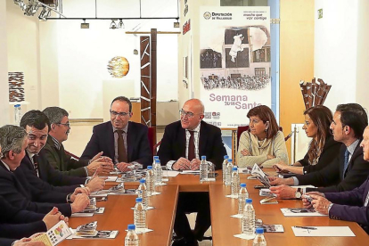 Alcaldes de los municipios con Juntas de Semana Santa se reúnen ayer con el presidente de la Diputación.-EL MUNDO