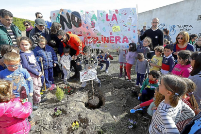 Movilización del colegio Violeta Monreal, el pasado día 2, con la plantación de un árbol en el solar afectado.-J. M. LOSTAU