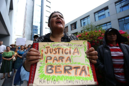Una joven sostiene un cartel en Ciudad de Guatemala con el que exige justicia por el asesinato de la dirigente indígena hondureña Berta Cáceres hoy, jueves 3 de marzo de 2016.-EFE