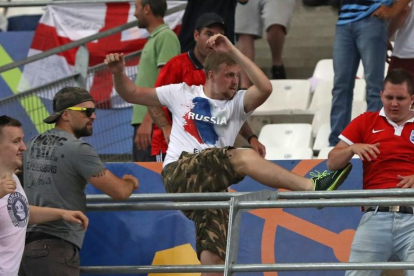 Un hincha ruso agrede a un aficionado inglés durante el partido de este sábado en Marsella.-AP
