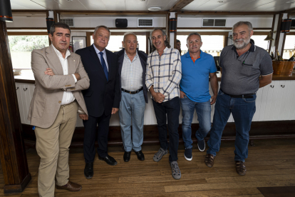 Pablo Lago con Lorenzo Rodríguez,  Edmundo Bayón, J. Manuel Palacín y otros representantes de UCCL-Unión de Campesinos. / PHOTOGENIC