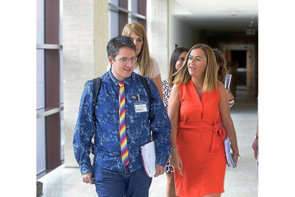 Virginia Barcones junto al presidente de la Federación LGTBI, Ignacio Paredero.-ICAL
