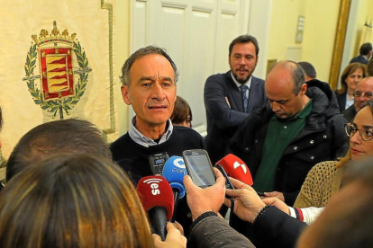 Pablo López y el alcalde de Valladolid, Óscar Puente al fondo.-E.M.