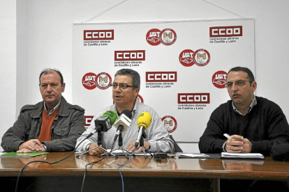 José Manuel Sanz, Javier Écija y Miguel Ángel Campos, representantes de la plantilla, en una rueda de prensa-Santiago G. del Campo