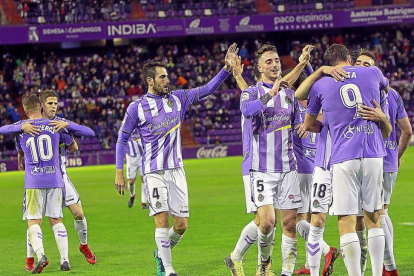 Olivas (4) y Calero (5), los dos únicos centrales dispobnibles para Luis César celebran uno de los goles de Mata al Huesca.-J.M. LOSTAU