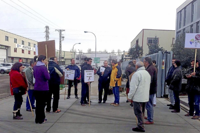 Trabajadores encerrados en la sede de Tragsa en Valladolid se concentran a las puertas de la entidad.-El Mundo