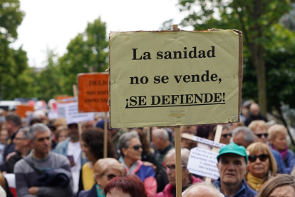Varios cientos de personas participan en Valladolid en una manifestación en defensa de la Sanidad pública. -ICAL