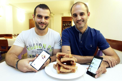 Tsanko Ventsistanov y Nacho Lapuerta, creadores de la aplicación para móviles del torrezno soriano.-LUIS ÁNGEL TEJEDOR