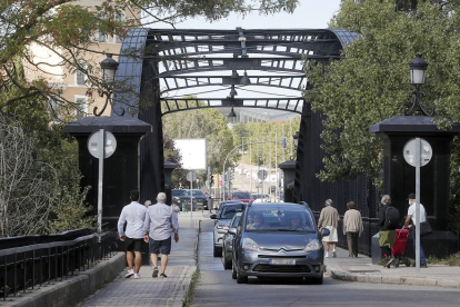 Vehículos y peatones comparten el paso por el puente Colgante. PHOTOGENIC